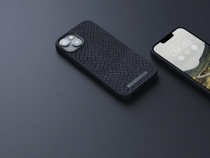 Njord byELEMENTS iPhone 14 (15.5 cm / 6.1") Funda MagSafe con Piel de Salmón - Negro - Protección contra Caídas hasta 2 m, Compatible con Carga Inalámbrica