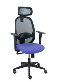 Silla de oficina Cilanco con mecanismo Sincro tapizada con Tela color Azul claro y malla color Negro. Equipada con lumbar 1D, Brazos 1D, Cabecero 2D y Ruedas de parqué