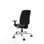 Silla de oficina Alares con mecanismo Sincro/Traslack tapizada con Tela color Gris oscuro. Equipada con Base poliamida blanca, Brazos 1D y Ruedas 65 mm parqué