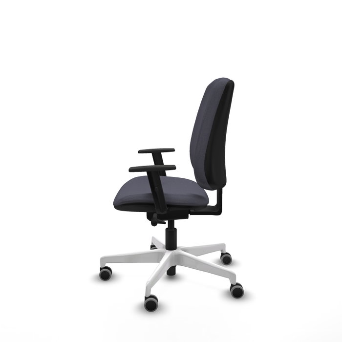 Silla de oficina Alares con mecanismo Sincro/Traslack tapizada con Tela color Gris oscuro. Equipada con Base poliamida blanca, Brazos 1D y Ruedas 65 mm parqué