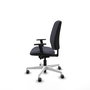 Silla de oficina Alares con mecanismo Sincro/Traslack tapizada con Tela color Gris oscuro. Equipada con Base poliamida blanca, Brazos 1D y Ruedas 65 mm parqué