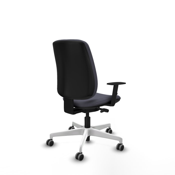 Silla de oficina Alares con mecanismo Sincro/Traslack tapizada con Tela color Gris oscuro. Equipada con Base poliamida blanca, Brazos 1D y Ruedas 65 mm parqué