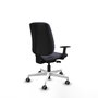 Silla de oficina Alares con mecanismo Sincro/Traslack tapizada con Tela color Gris oscuro. Equipada con Base poliamida blanca, Brazos 1D y Ruedas 65 mm parqué