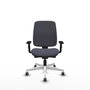 Silla de oficina Alares con mecanismo Sincro/Traslack tapizada con Tela color Gris oscuro. Equipada con Base poliamida blanca, Brazos 1D y Ruedas 65 mm parqué