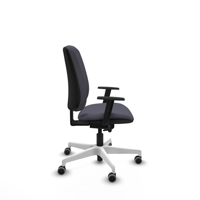 Silla de oficina Alares con mecanismo Sincro/Traslack tapizada con Tela color Gris oscuro. Equipada con Base poliamida blanca, Brazos 1D y Ruedas 65 mm parqué