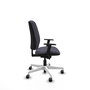 Silla de oficina Alares con mecanismo Sincro/Traslack tapizada con Tela color Gris oscuro. Equipada con Base poliamida blanca, Brazos 1D y Ruedas 65 mm parqué