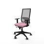 Silla de oficina Horna con mecanismo Sincro/Traslack tapizada con Tela color Rosa y malla color Gris. Equipada con lumbar 1D, Brazos 1D y Ruedas 65 mm parqué