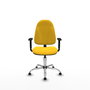 Silla de oficina Algarra con mecanismo Contacto permanente básico tapizada con Similpiel color Amarillo. Equipada con Base cromada, Brazos 1Dy Topes