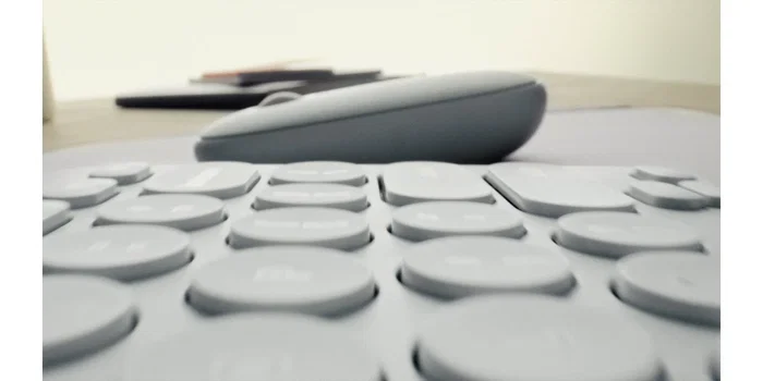 Logitech 920 012227 Pebble 2 Combo - Teclado y Ratón Inalámbrico RF + Bluetooth QWERTY Español Grafito - Kit Multi-Dispositivo - Color Grafito
