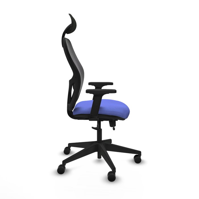 Silla de oficina Alocén con mecanismo Sincro/Traslack tapizada con Tela color Azul claro y malla color Negro. Equipada con lumbar 1D, Brazos 2D, Cabecero Fijo y Ruedas 65mm nailon