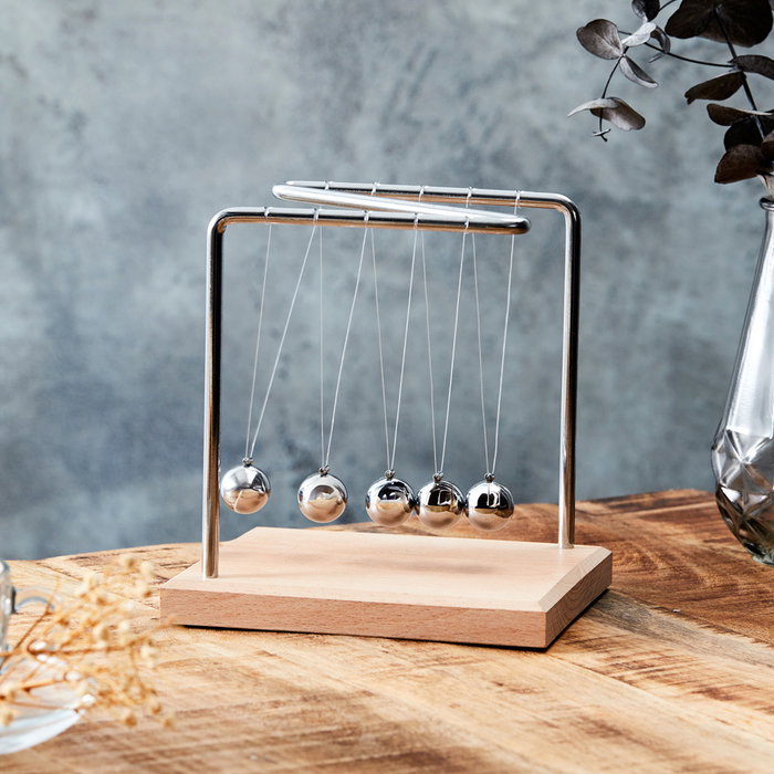 Home Deco Factory Péndulo de Newton Home Deco Factory Altura 15 cm con Base de Madera y Bolas de Metal