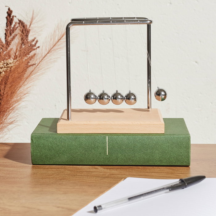 Home Deco Factory Péndulo de Newton Home Deco Factory Altura 15 cm con Base de Madera y Bolas de Metal