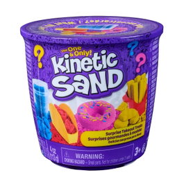 Kinetic Sand Delicias Sorpresa - Set aleatorio con 113g de arena, contenedor y 2 accesorios comida, Spin Master