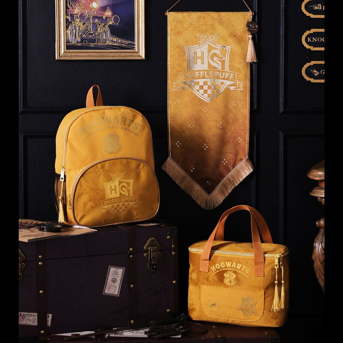 WIDDOP & CO Banderín Hufflepuff Harry Potter - Banderín colgante de tela amarilla con bordes dorados, logotipo Hufflepuff y sello de Hogwarts, incluye colgador WIDDOP & CO Banderín Hufflepuff Harry Potter - Banderín colgante de tela amarilla con bordes dorados, logotipo Hufflepuff y sello de Hogwarts, incluye colgador