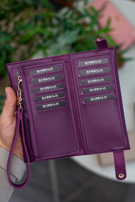 Zoozie Bags Cartera Damson para Mujer - 100% Cuero PU, Color Damson, Dimensiones 26x10x24 cm, Elegante y Versátil