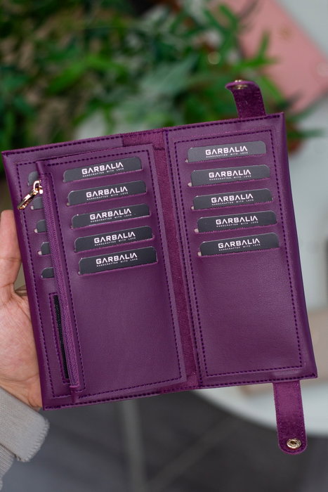 Zoozie Bags Cartera Damson para Mujer - 100% Cuero PU, Color Damson, Dimensiones 26x10x24 cm, Elegante y Versátil