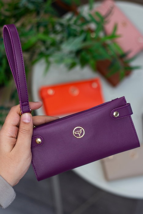 Zoozie Bags Cartera Damson para Mujer - 100% Cuero PU, Color Damson, Dimensiones 26x10x24 cm, Elegante y Versátil