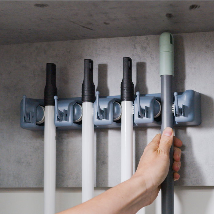 Emuca Colgador de escobas y fregonas, con 5 ganchos y 4 huecos, Plástico, Gris