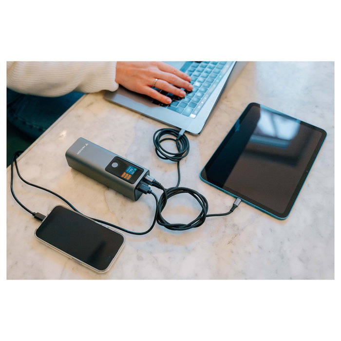 Verbatim Charge 'n' Go Powerbank 27000 mAh, 99.9Wh, Gris Metal, Carga Rápida PD 3.1 QC 3.0, Pantalla TFT, 3 Puertos