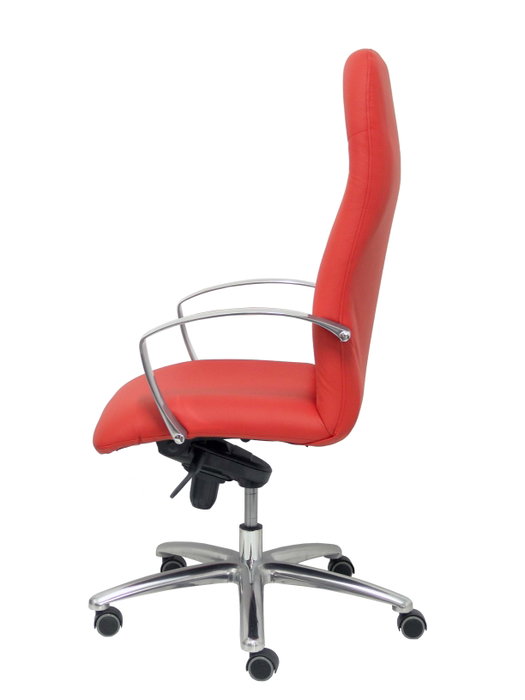 Sillón Caudete con mecanismo Basculante avanzado tapizada con Piel color Rojo. Equipado con Base aluminio, Brazos fijos y Ruedas de parqué