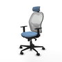Silla de oficina Jorquera con mecanismo Sincro tapizada con Tela color Azul cielo y malla color Blanco. Equipada con lumbar 1D, Brazos 1D, Cabecero 2D y Ruedas 65mm nailon