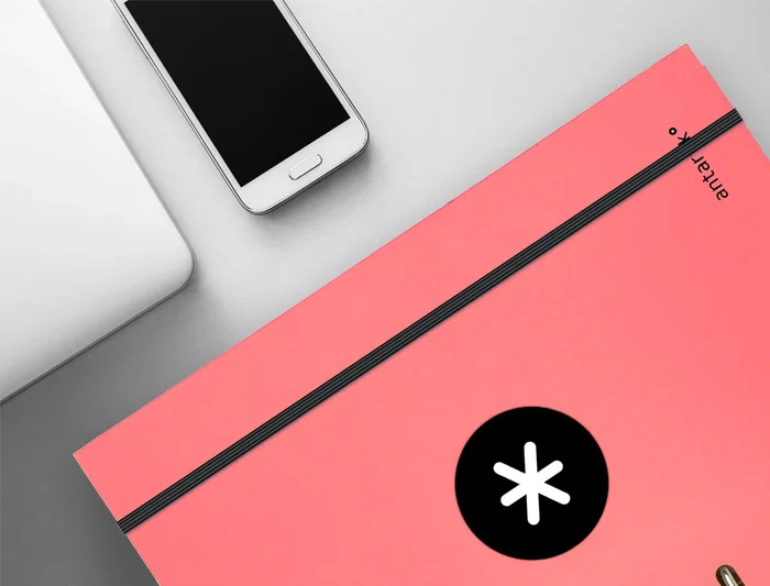 Antartik Carpeta con recambio A4, cuadro 5mm, forrada, 4 anillas 25mm redondas, color coral, 100 hojas 100g