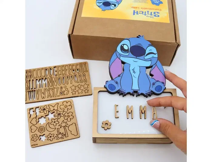 Wondee Lámpara de noche de madera Stitch personalizable Wondee Lámpara de noche de madera Stitch personalizable
