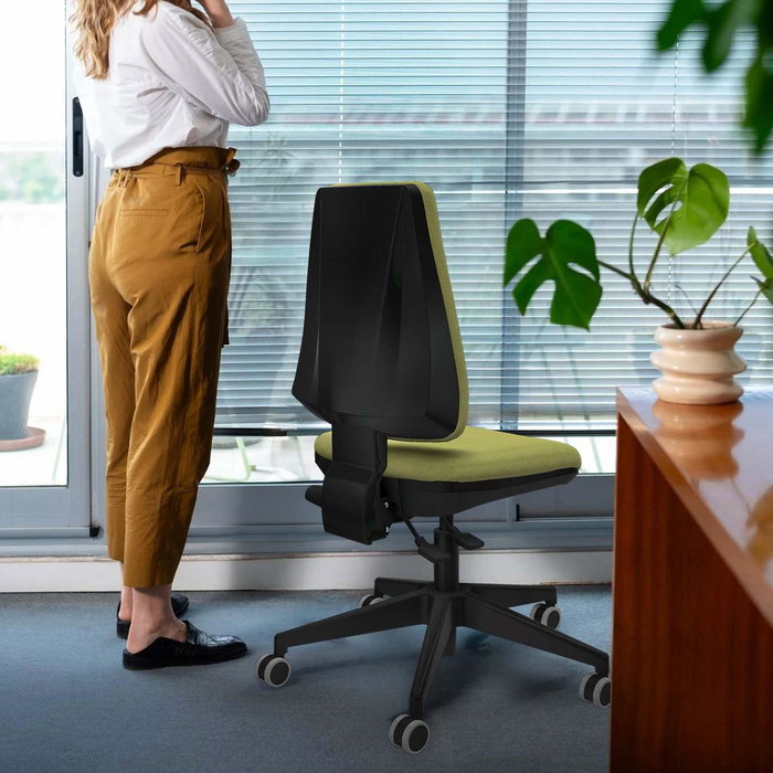 Silla de oficina Elche con mecanismo Asincro tapizada con Tela color Marrón. Equipada con Base piramidal negra, Sin brazos y Ruedas 65 mm parqué