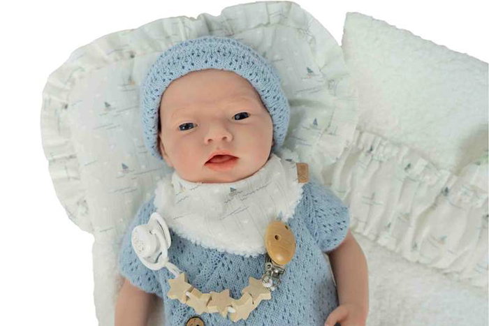 Muñecas Arias - Muñeca reborn Aina 40 cm con cuerpo de silicona, sexo niña, incluye cambiador y pañuelo babero, diseño español