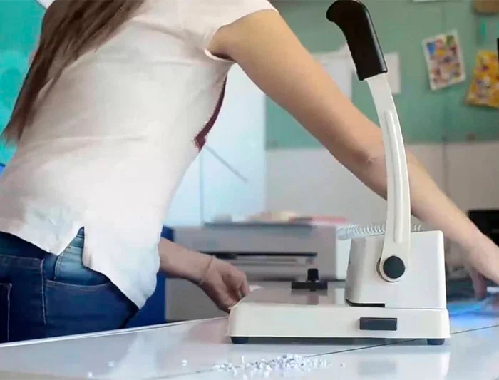 Q-connect Encuadernadora Espiral Perfora 10 Hojas A4, Encuaderna 450 Hojas Paso 5:1