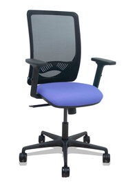 Silla de oficina Zulema con mecanismo Sincro tapizada con Tela color Azul claro y malla color Negro. Equipada con lumbar 1D, Brazos 2D y Ruedas 65mm nailon