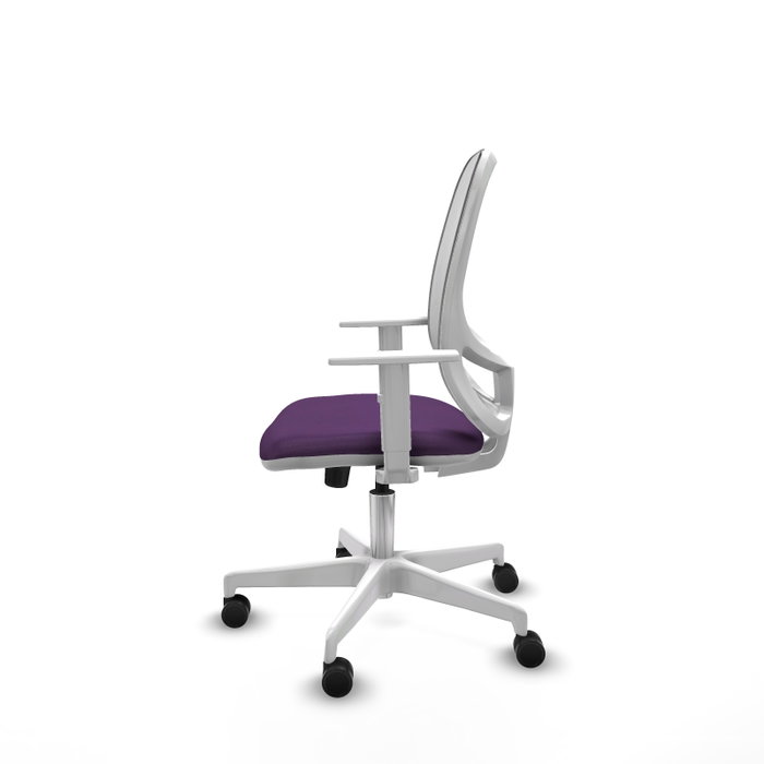 Silla de oficina Cilanco con mecanismo Sincro tapizada con Tela color Morado y malla color Blanco. Equipada con lumbar 1D, Reposabrazos blancos y Ruedas 65mm nailon