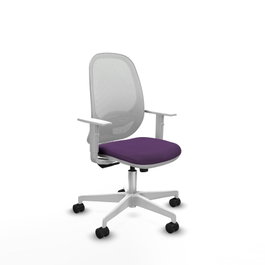 Silla de oficina Cilanco con mecanismo Sincro tapizada con Tela color Morado y malla color Blanco. Equipada con lumbar 1D, Reposabrazos blancos y Ruedas 65mm nailon