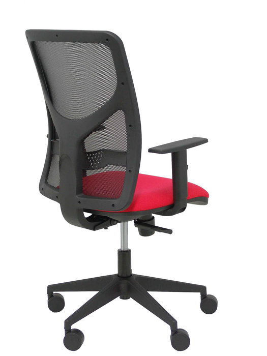 Silla de oficina Motilla con mecanismo Sincro tapizada con Tela color Rojo y malla color Negro. Equipada con lumbar 1D, Brazos 1D y Ruedas 65mm nailon