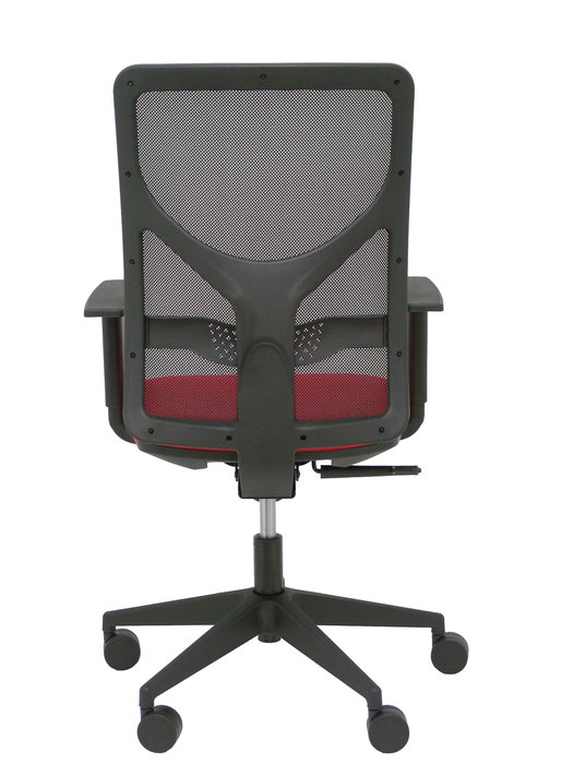 Silla de oficina Motilla con mecanismo Sincro tapizada con Tela color Rojo y malla color Negro. Equipada con lumbar 1D, Brazos 1D y Ruedas 65mm nailon