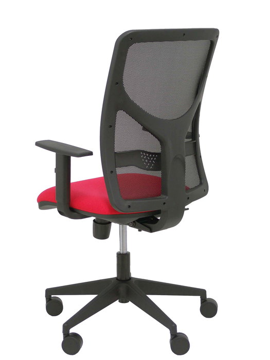 Silla de oficina Motilla con mecanismo Sincro tapizada con Tela color Rojo y malla color Negro. Equipada con lumbar 1D, Brazos 1D y Ruedas 65mm nailon