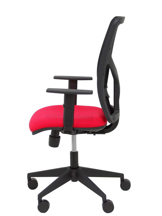 Silla de oficina Motilla con mecanismo Sincro tapizada con Tela color Rojo y malla color Negro. Equipada con lumbar 1D, Brazos 1D y Ruedas 65mm nailon