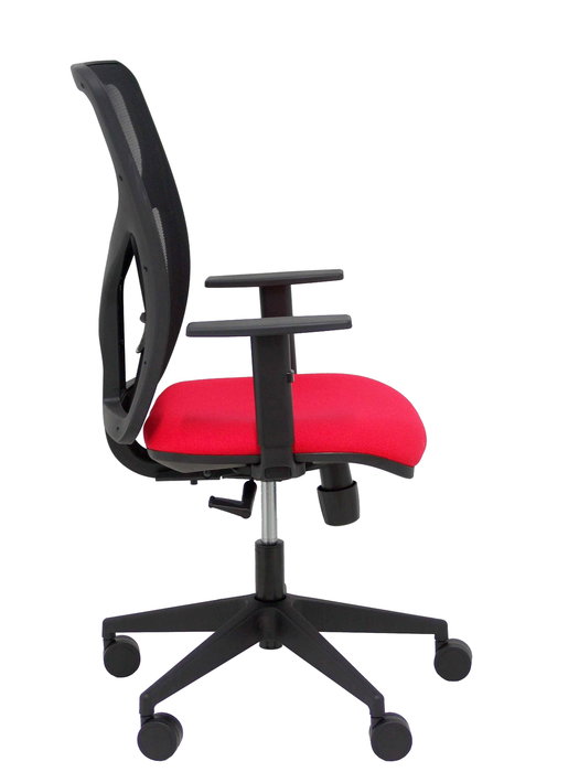 Silla de oficina Motilla con mecanismo Sincro tapizada con Tela color Rojo y malla color Negro. Equipada con lumbar 1D, Brazos 1D y Ruedas 65mm nailon