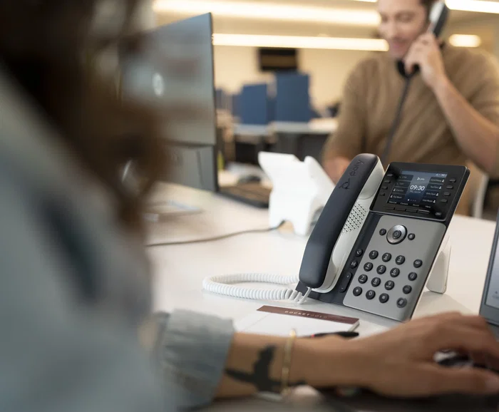 HP Poly Edge E300 Teléfono IP VoIP Negro con Pantalla IPS 3.5", 8 Líneas, PoE, 32 Líneas Soporte, HD Voice, SKU 2200