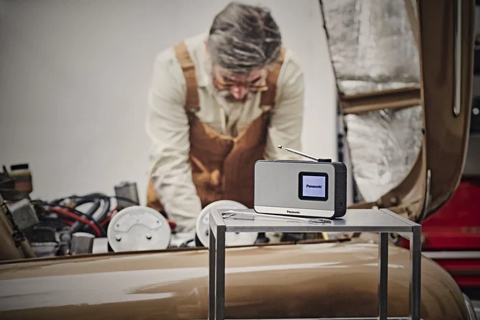 Panasonic RF-D15 Radio Digital Portátil con DAB+/FM, 3W, Bluetooth, Pantalla LCD a Color, MP3, Negro y Plata