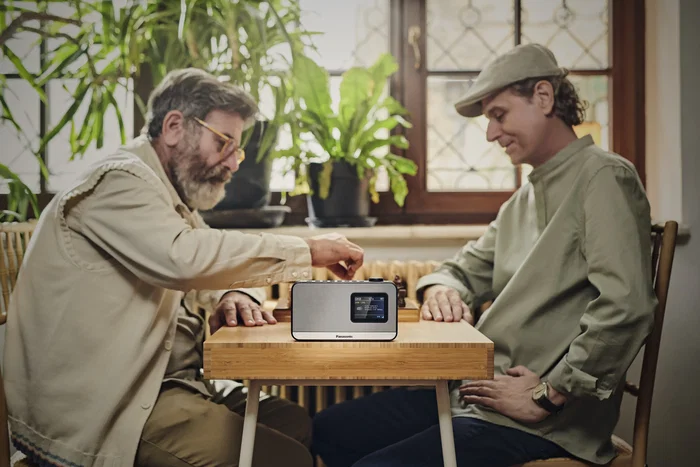 Panasonic RF-D15 Radio Digital Portátil con DAB+/FM, 3W, Bluetooth, Pantalla LCD a Color, MP3, Negro y Plata