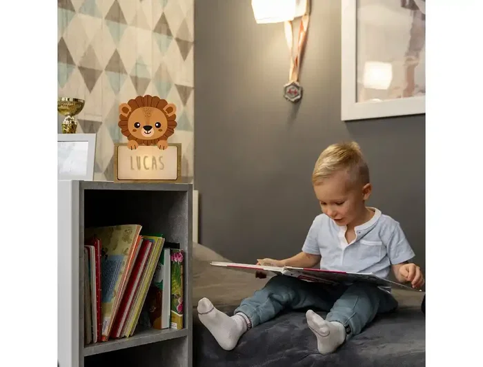 Wondee Lámpara Infantil Personalizable "Little Lion" con Nombre Madera Sostenible, Luz Quit Miedos Bebé