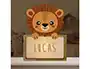 Wondee Lámpara Infantil Personalizable "Little Lion" con Nombre Madera Sostenible, Luz Quit Miedos Bebé