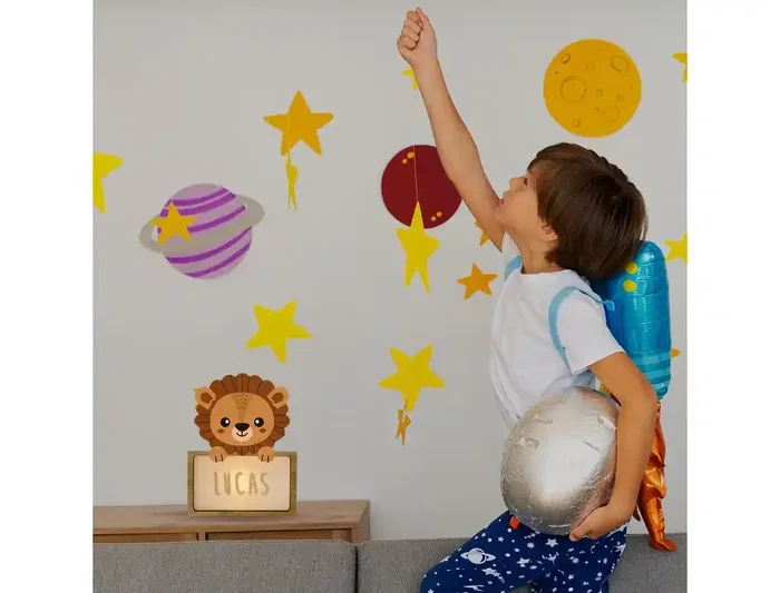 Wondee Lámpara Infantil Personalizable "Little Lion" con Nombre Madera Sostenible, Luz Quit Miedos Bebé