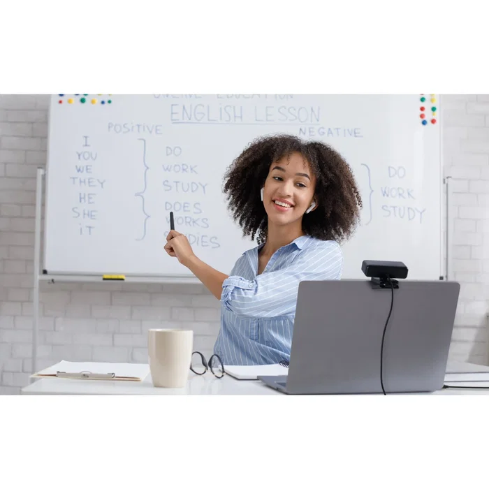 Kensington W2000 Cámara Web 1080p Full HD USB Negro con Enfoque Automático, Micrófono Omnidireccional, Tapa de Privacidad y Compatible con Zoom, Teams, Meet