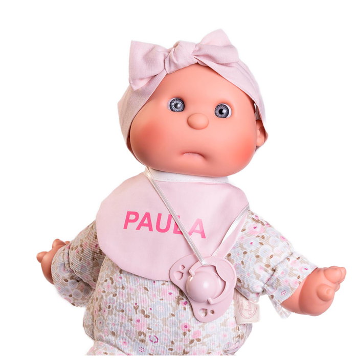 Muñecas Antonio Juan Mi Primer Dolly con Babero Personalizable 83205 - Muñeca Bebé de Tela Suave 36 cm - Juguete para Niñas y Niños +3 años