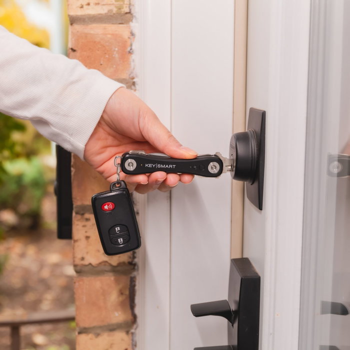 KeySmart iPro Works With Apple Find My Negro