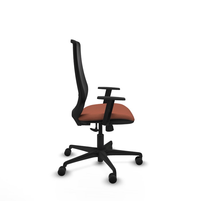 Silla de oficina Mardos con mecanismo Sincro tapizada con Tela color Marrón y malla color Negro. Equipada con lumbar 1D, Brazos 1D y Ruedas 65mm nailon
