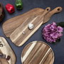 Home Deco Factory Tabla de Servir Cocooning de Madera de Acacia con Formas Sinuosas, 64x18 cm, Altura 2 cm