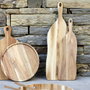 Home Deco Factory Tabla de Servir Cocooning de Madera de Acacia con Formas Sinuosas, 64x18 cm, Altura 2 cm